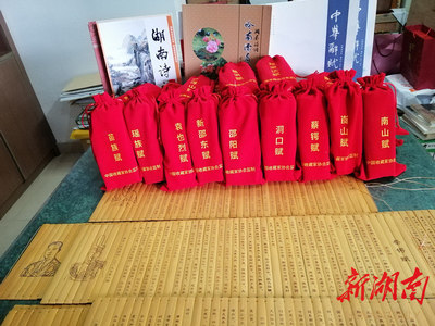 旅粵作家創(chuàng)作邵陽(yáng)首部辭賦竹簡(jiǎn)文創(chuàng)產(chǎn)品成功上市